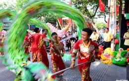 Theo chân đoàn lân múa khai trương đầu năm