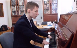 ​Xem chàng trai cụt tay chơi piano du dương điệu nghệ