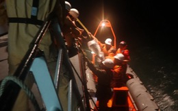 Cứu 20 thuyền viên tàu Hà Tiên 1 bị nước tràn