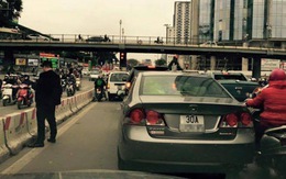 "Quý ông" dừng ôtô đái bậy giữa đường Hà Nội gây bão Facebook