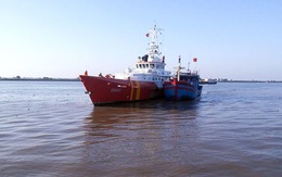 Cứu 6 thuyền viên tàu cá Nam Định hỏng máy trên biển