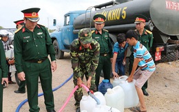 ​Quân đội chở nước sinh hoạt cho dân vùng hạn