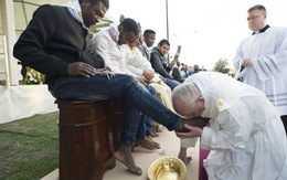 Người tị nạn khóc khi được Giáo hoàng rửa và hôn chân