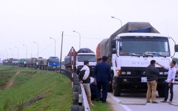 Bắt đoàn xe biển số Lào chở than quá tải
