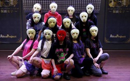 Nhóm nhạc 18 cô gái Nhật đeo mặt nạ gây chú ý
