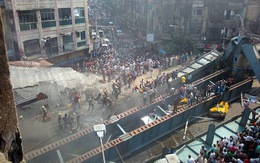 ​Sập cầu vượt đang xây tại Kolkata, 10 người chết