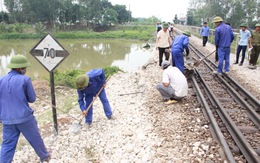 Hơn 50 người giải cứu xe tải bị tàu hỏa đâm kẹt trên cầu