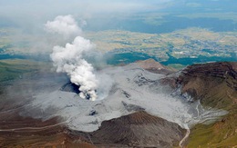 Núi lửa Aso ở Nhật phun trào mạnh ngay sau động đất