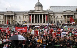10.000 xuống đường biểu tình phản đối thủ tướng Anh