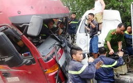 Phá cabin cứu tài xế bị kẹt trong xe đầu kéo