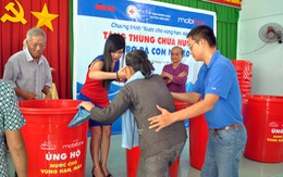 Trao 300 thùng chứa nước cho dân nghèo vùng hạn mặn