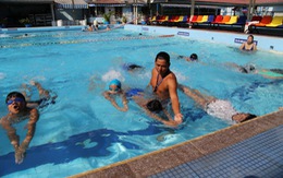 Dạy bơi trong nhà trường: giáo dục làm không xuể