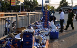 Hàng trăm thùng bia đổ xuống đường, người dân giúp thu dọn