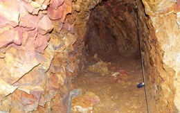 Yêu cầu bí thư huyện ủy lấp hai miệng hầm đã đào