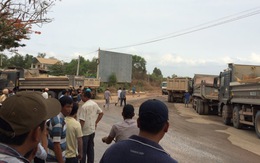 Dân ra đường chặn xe ben chở đất, đá