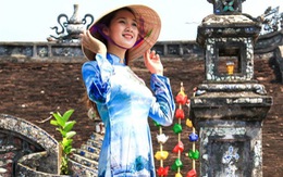 ​Nữ sinh Huế diện áo dài Về miền Hương Ngự bên đình làng