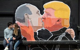 ​Ông Trump và ông Putin “hôn nhau” ở Lithuania