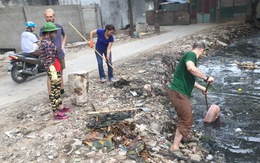 Vụ người nước ngoài dọn mương rác: Phường nói mình làm trước