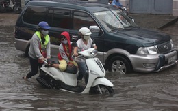 ​Mới mưa một trận, dân Sài Gòn đã bì bõm lội nước