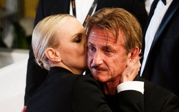 Charlize Theron ôm Sean Penn an ủi khi phim bị chê thậm tệ