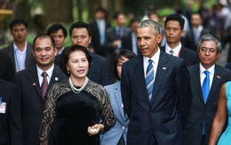 Tổng thống Obama và Chủ tịch Quốc hội thăm nhà sàn Bác Hồ