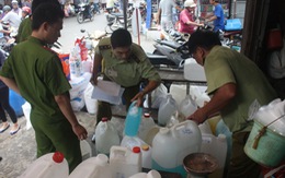 Tạm giữ hàng chục thùng hóa chất tại chợ Kim Biên