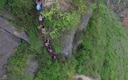 ​Rùng mình học sinh Trung Quốc leo vách đá 800m đi học