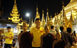​Tuyển VN đi tham quan chùa Vàng Shwedagon