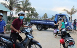 Ngăn xe máy bằng cách dựng ôtô tải chắn đường vô bãi biển