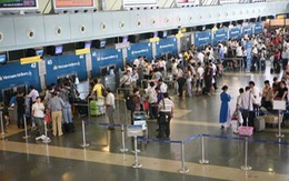 Mưa giông và sét gây mất điện tại sân bay Nội Bài