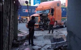 Xe container mất lái đâm vào nhà dân giữa Sài Gòn
