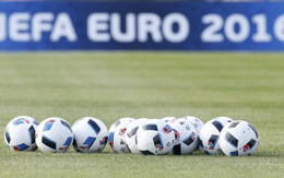 Các nhà ngoại giao EU đá bóng hưởng ứng Euro 2016