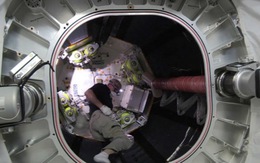 ​Các nhà du hành đặt chân vào ngôi nhà không gian trên ISS