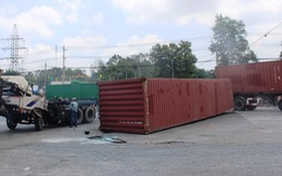 Một thùng container làm hai xe đầu kéo lật trong buổi sáng