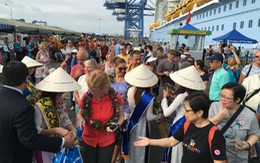 Siêu tàu chở hơn 4.300 du khách cập cảng Phú Mỹ