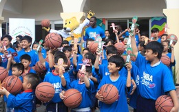 ​Ngôi sao bóng rổ Mỹ truyền lửa cho trẻ em đường phố Việt Nam