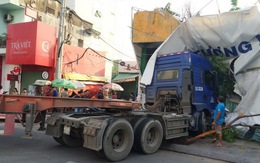 Xe container nổ lốp lao vào nhà dân giữa Sài Gòn