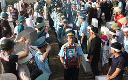 Truy tặng phi công Trần Quang Khải Huân chương bảo vệ Tổ quốc