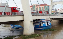 Nước sông Cà Ty dâng cao, tàu kẹt gầm cầu Lê Hồng Phong