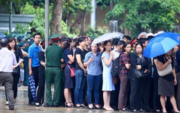 Hàng ngàn người đội mưa đợi viếng các liệt sĩ CASA-212