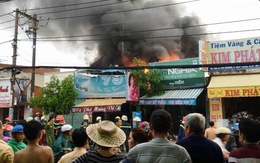 Cháy nhà trong mưa Sài Gòn, cả khu phố náo loạn
