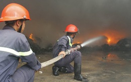 Cháy xưởng phế liệu, hàng trăm công nhân tháo chạy