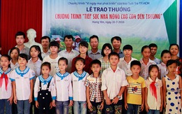 Trao 52 phần thưởng cho con em hộ nông dân nghèo