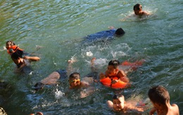 ​Trẻ em Mai Châu tập bơi
