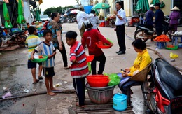 Nghỉ hè, trẻ em làng chài giúp mẹ bán sao