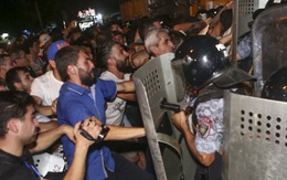 Dân Armenia đụng độ cảnh sát ngay nơi bắt cóc con tin