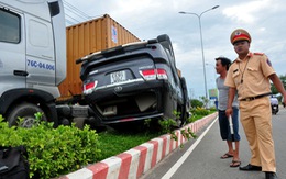 Xe hơi lật ngửa trên dải phân cách, sáu người bị thương