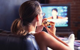 ​Vừa ăn vừa xem tivi làm tăng nguy cơ béo phì