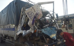 Tai nạn liên hoàn, phụ xe kẹt trong cabin tử vong