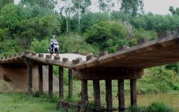 Cầu mới “đắp chiếu”, dân qua cầu cũ như đi tàu lượn